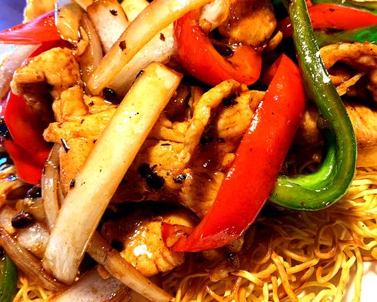 110. 豉椒鷄麵 Nouille frit au poulet et poivron à la sauce aux fèves noirs Fried Noodle with Chicken and pepper  in Black Bean Sauce